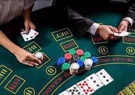 Màn hình điện thoại Android hiển thị nền tảng 66 mb với slot online và live casino